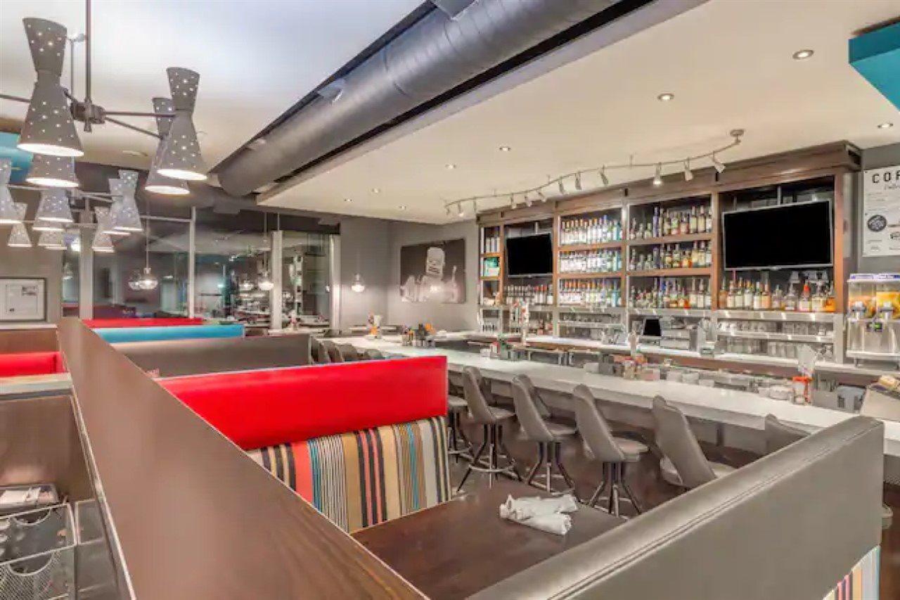 Hampton Inn & Suites Madison Downtown Bagian luar foto
