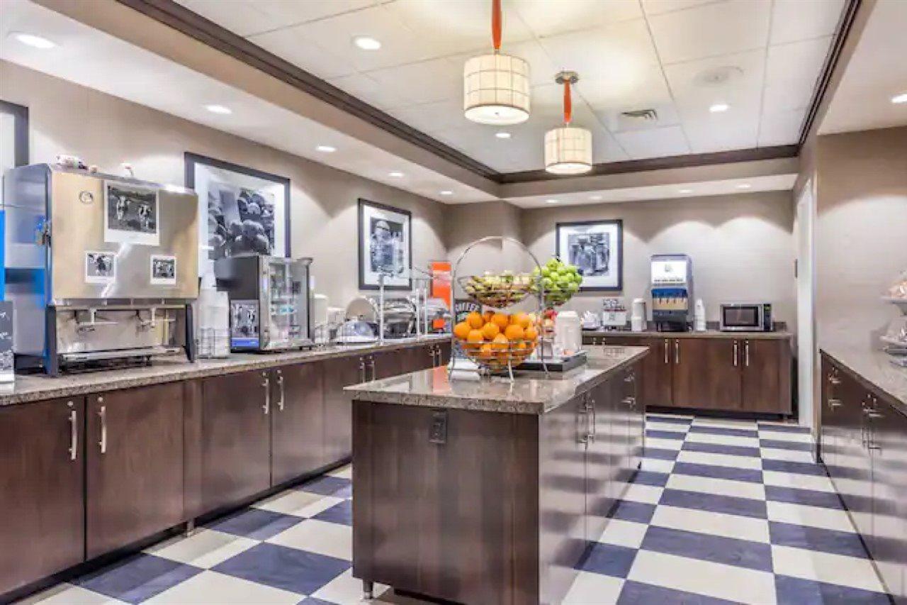 Hampton Inn & Suites Madison Downtown Bagian luar foto