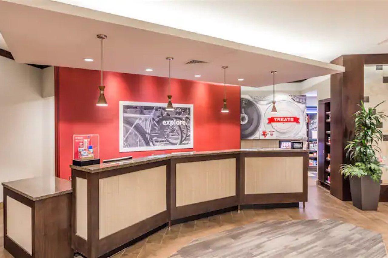 Hampton Inn & Suites Madison Downtown Bagian luar foto