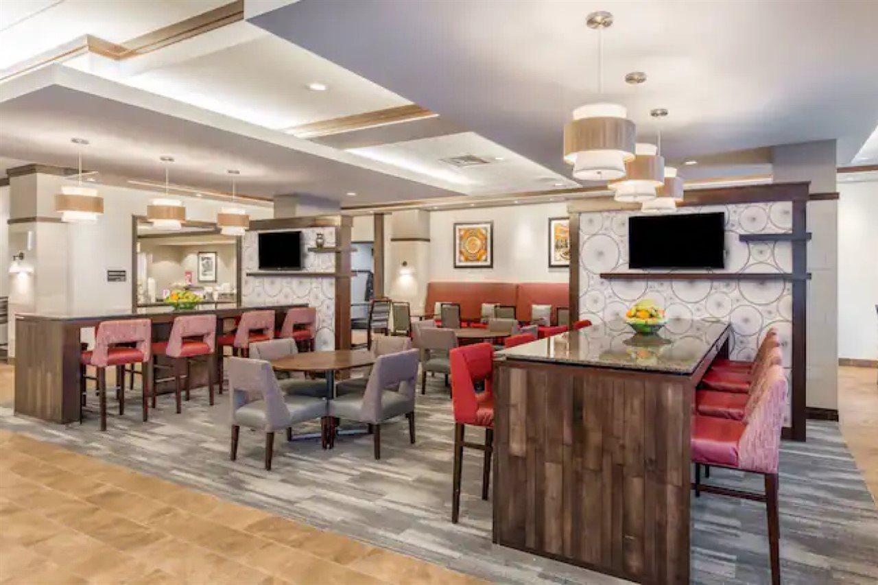 Hampton Inn & Suites Madison Downtown Bagian luar foto