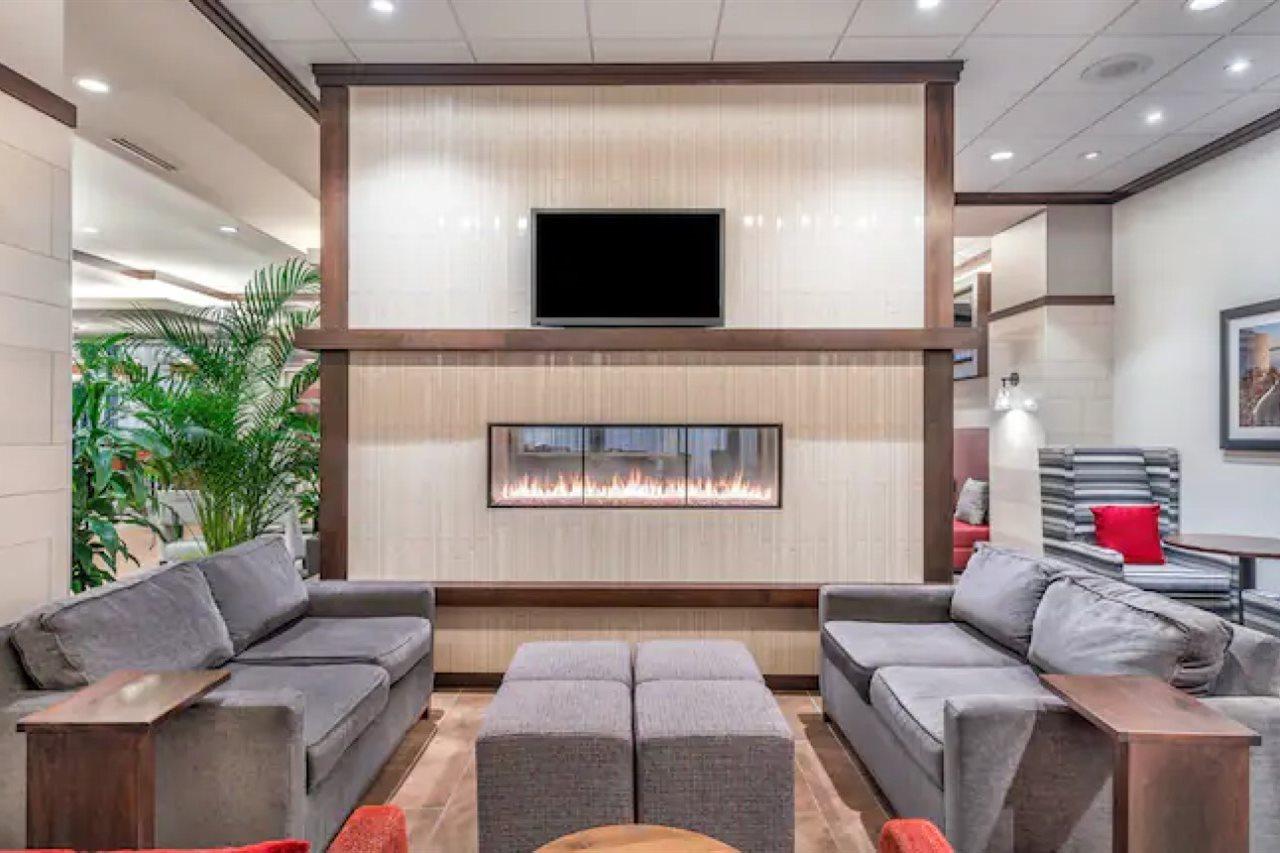 Hampton Inn & Suites Madison Downtown Bagian luar foto