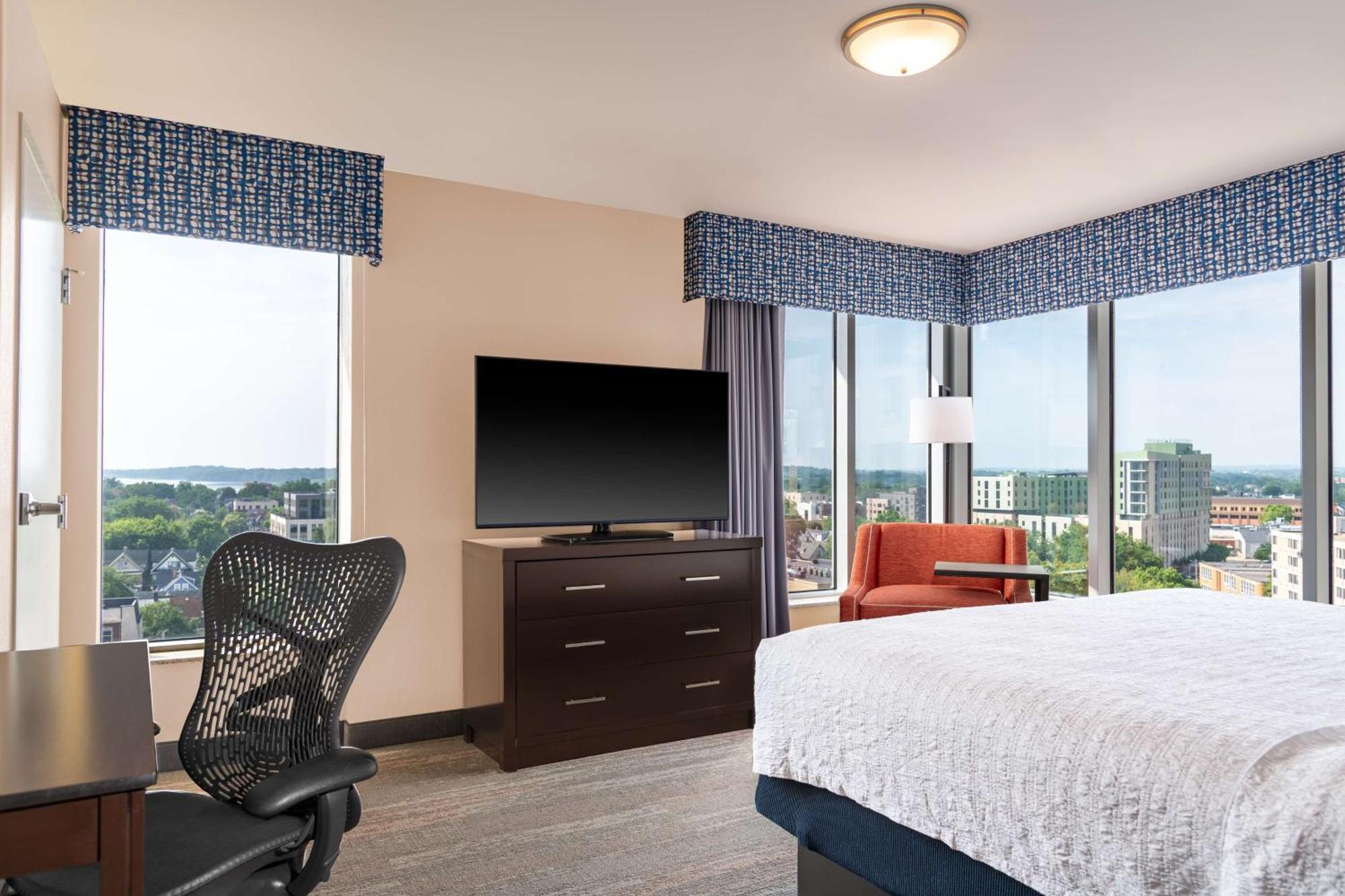 Hampton Inn & Suites Madison Downtown Bagian luar foto