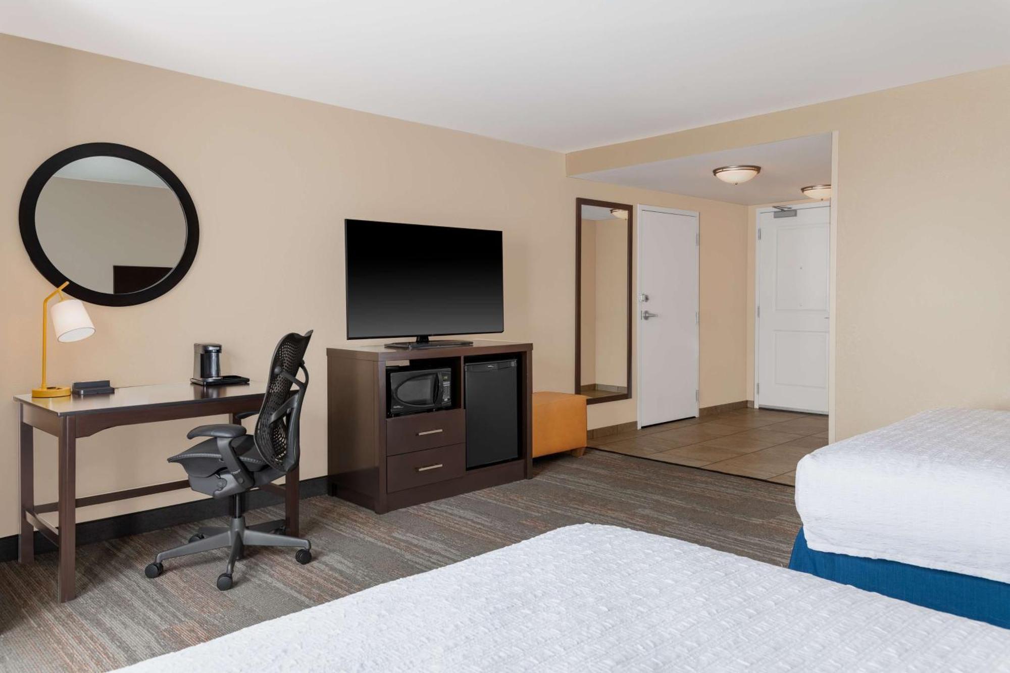Hampton Inn & Suites Madison Downtown Bagian luar foto