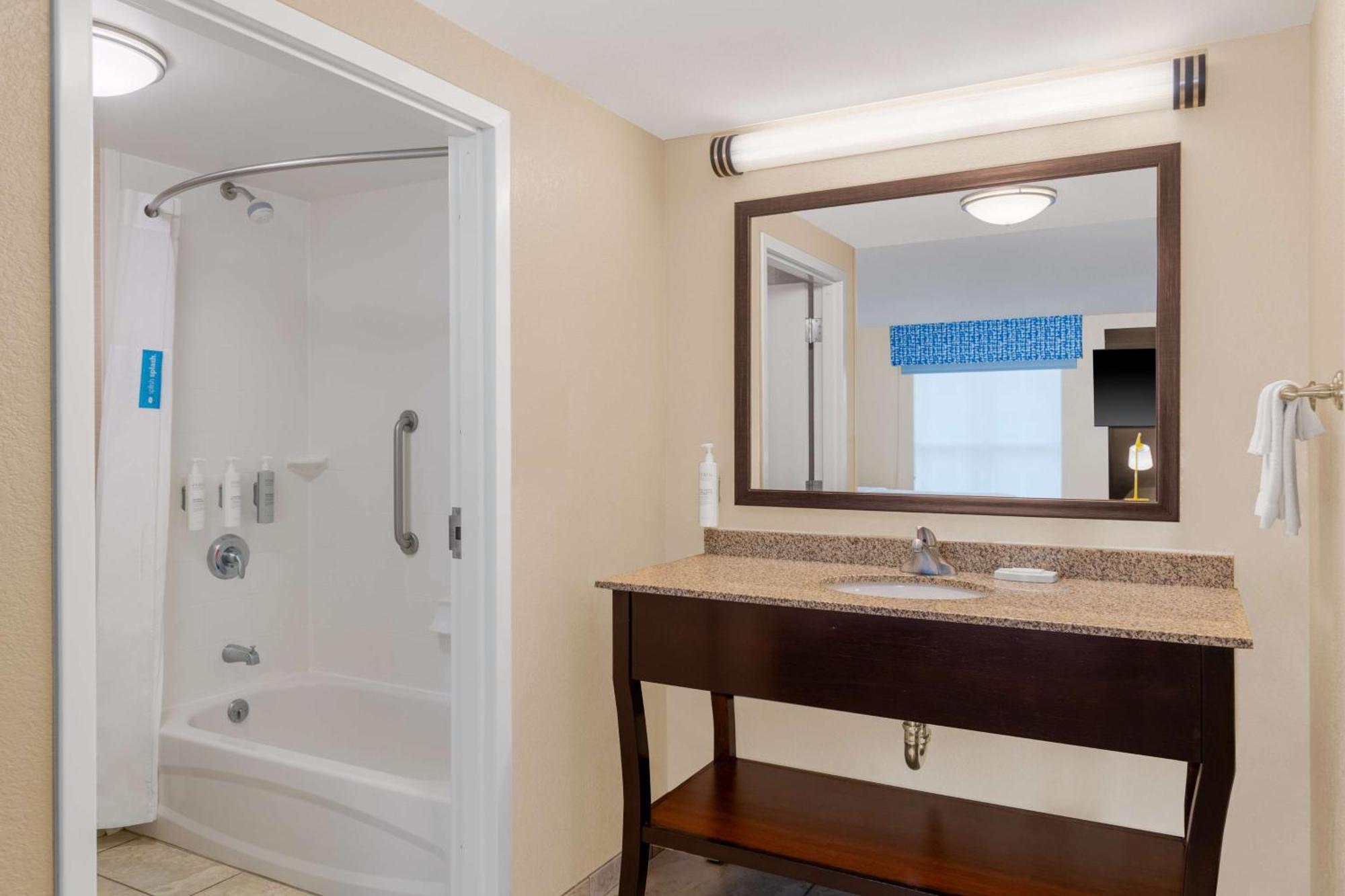 Hampton Inn & Suites Madison Downtown Bagian luar foto