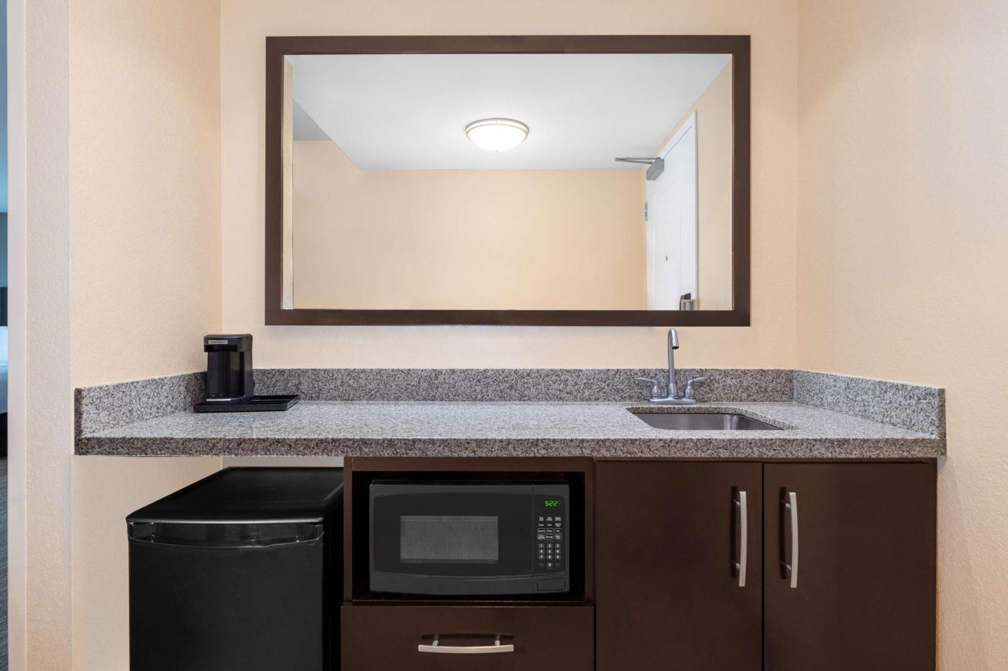 Hampton Inn & Suites Madison Downtown Bagian luar foto