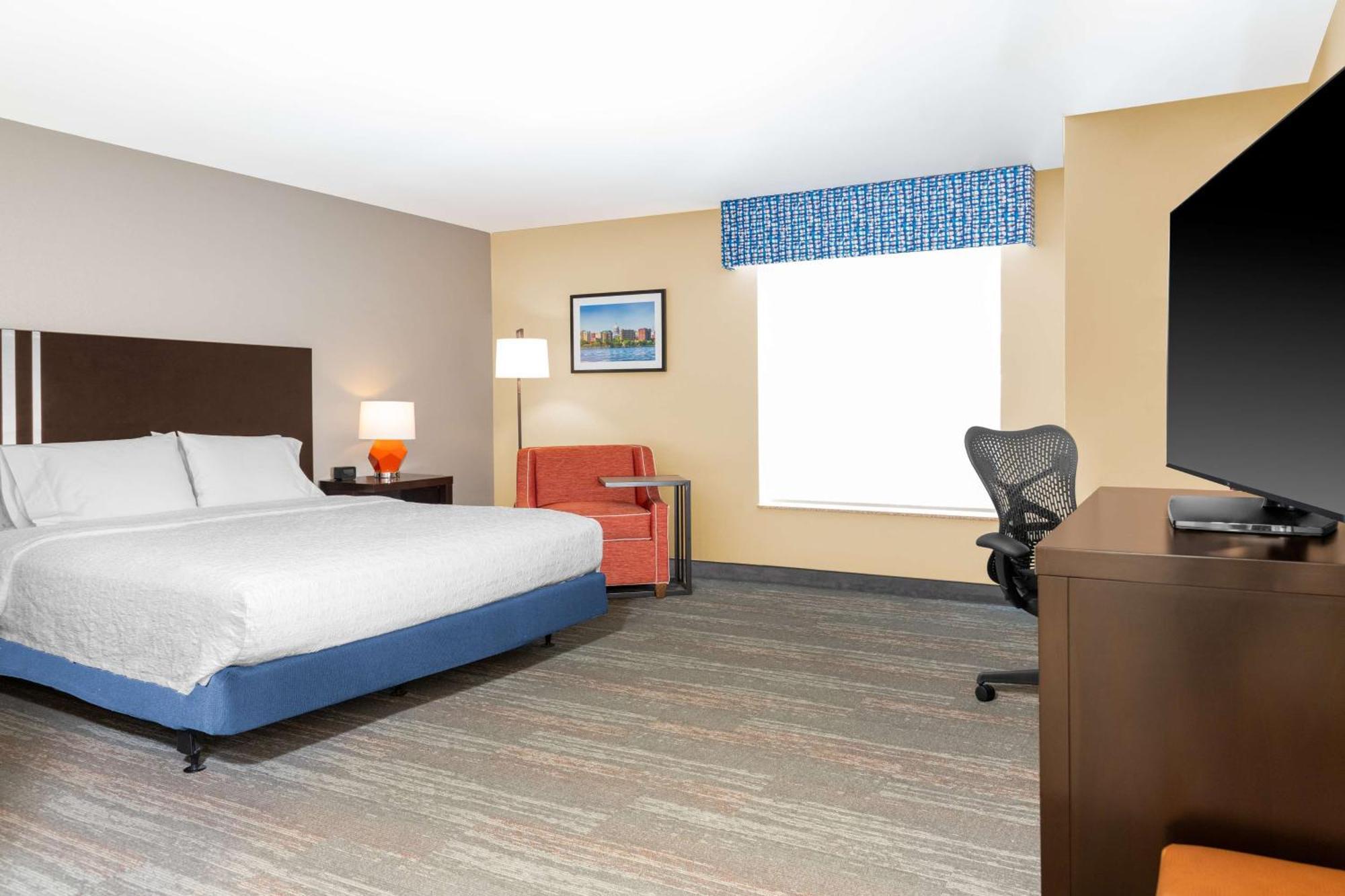 Hampton Inn & Suites Madison Downtown Bagian luar foto