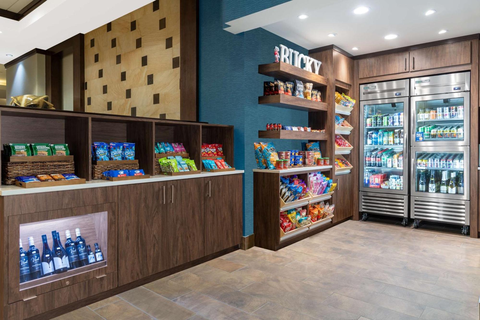 Hampton Inn & Suites Madison Downtown Bagian luar foto