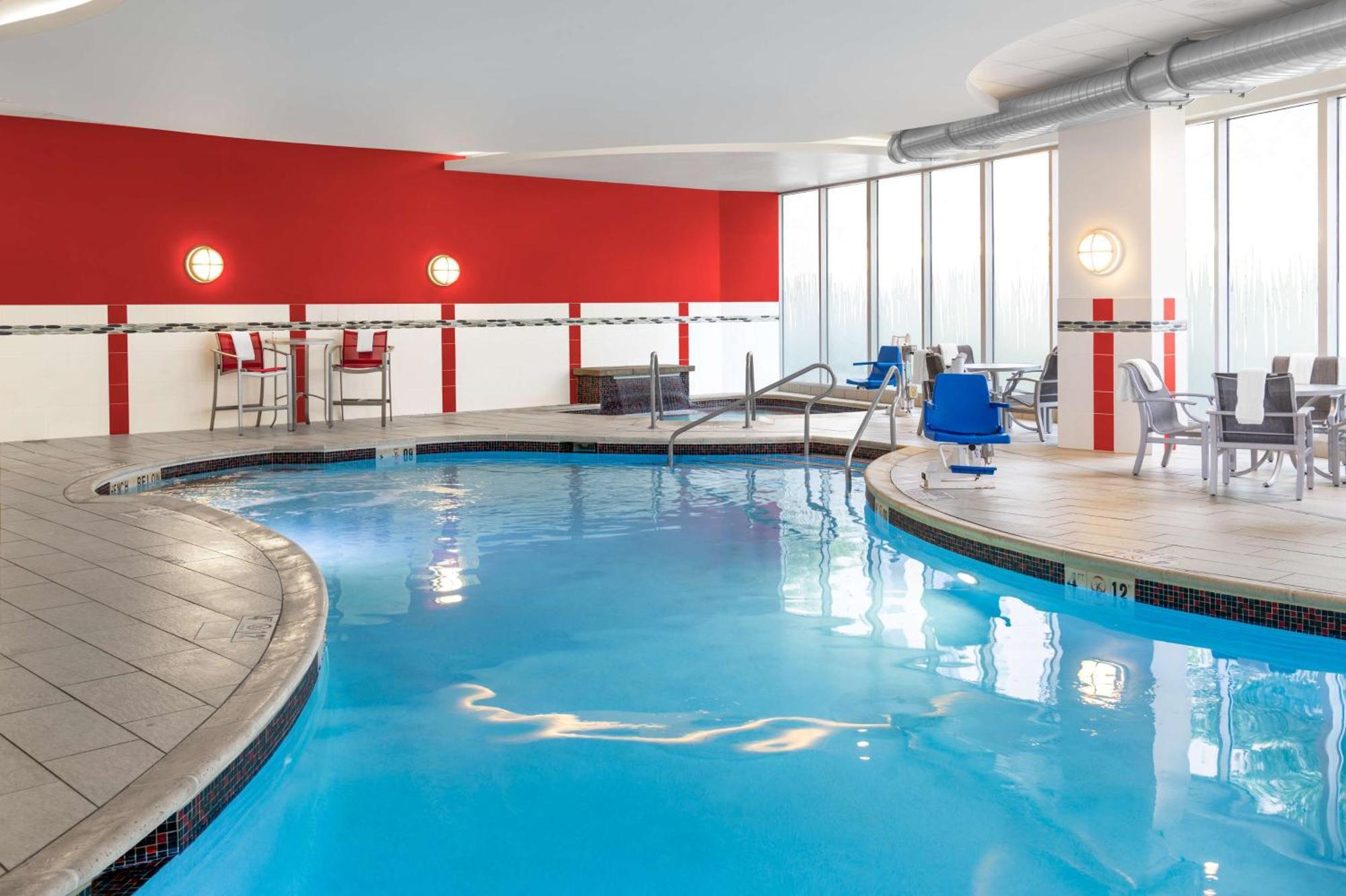 Hampton Inn & Suites Madison Downtown Bagian luar foto