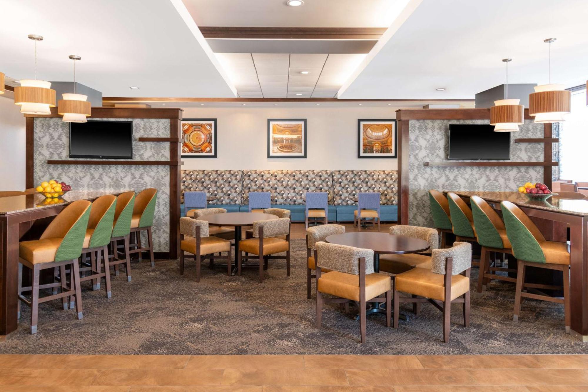 Hampton Inn & Suites Madison Downtown Bagian luar foto