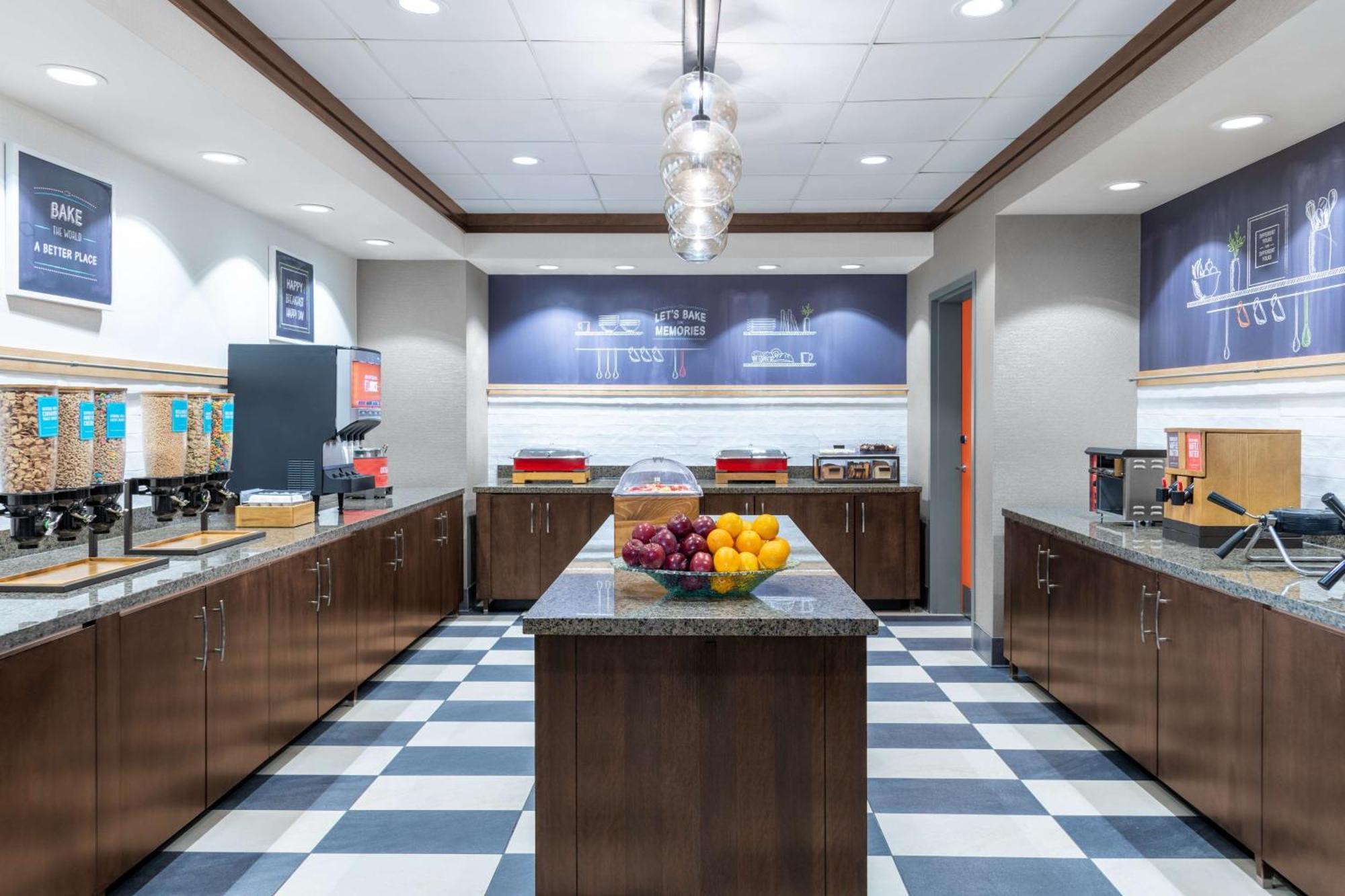 Hampton Inn & Suites Madison Downtown Bagian luar foto