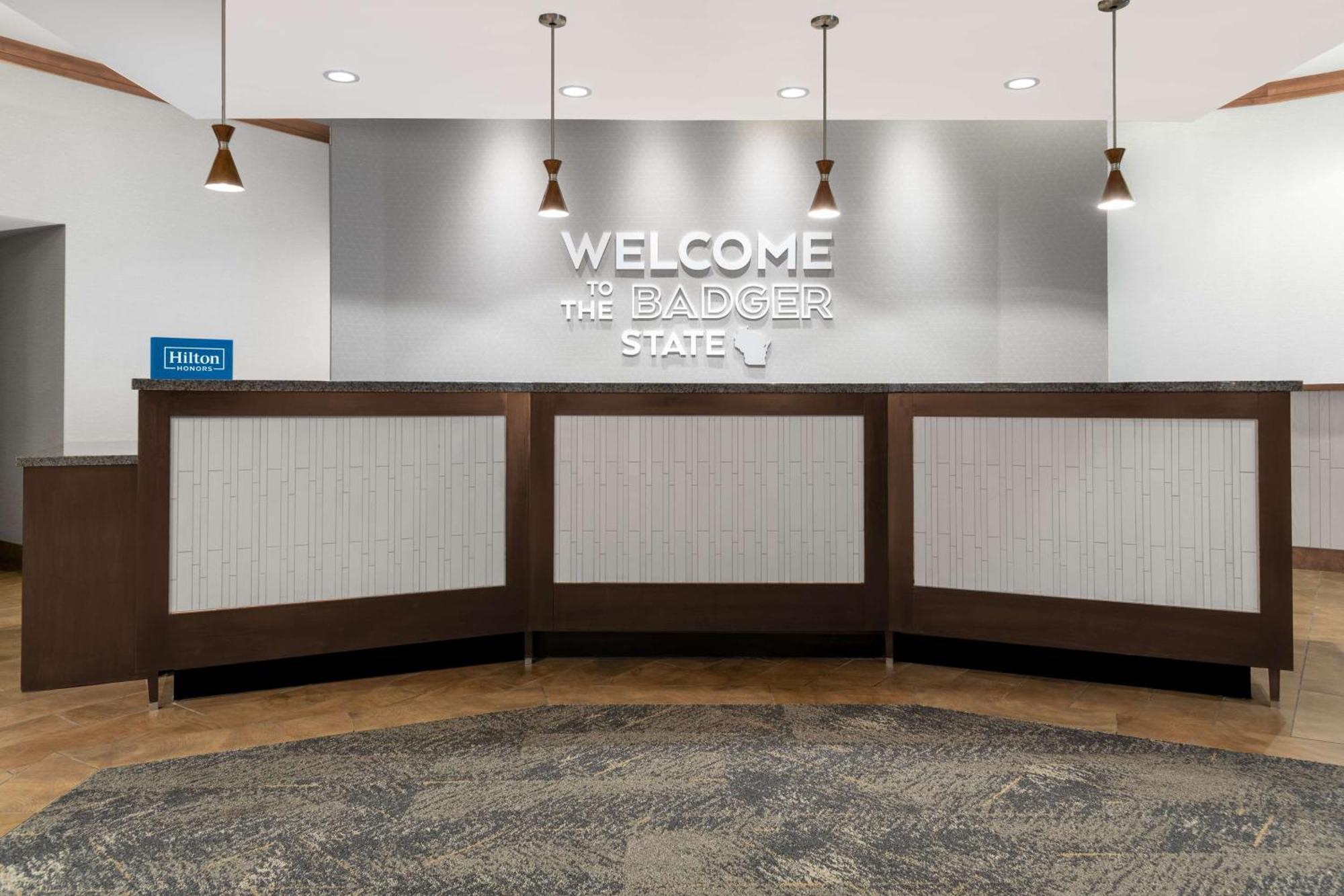 Hampton Inn & Suites Madison Downtown Bagian luar foto