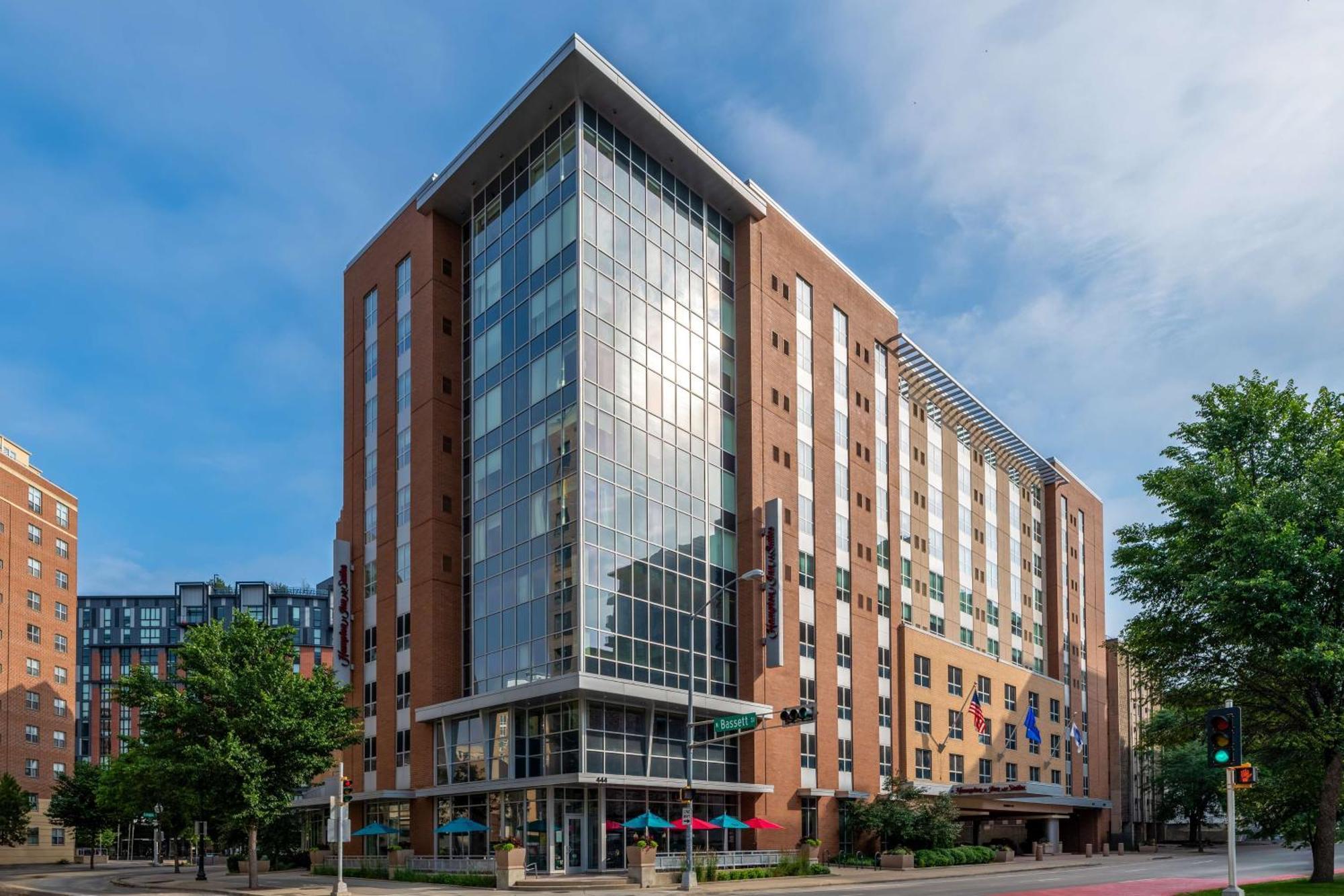 Hampton Inn & Suites Madison Downtown Bagian luar foto
